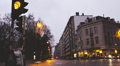 國外黃燈亮時,是停還是行?