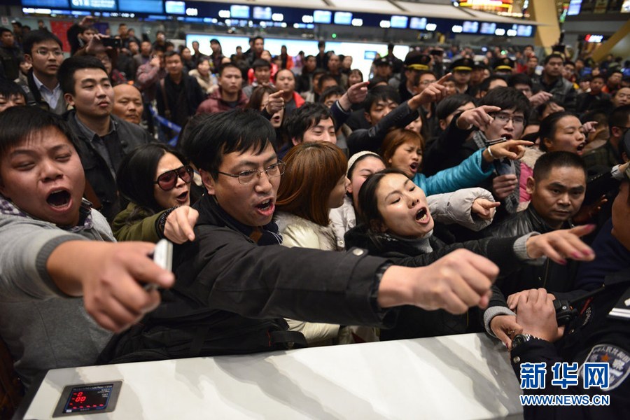 昆明長(zhǎng)水機(jī)場(chǎng)近萬(wàn)人滯留 沖突不斷