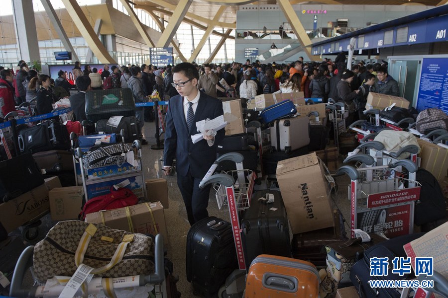 昆明長水機場近萬人滯留 沖突不斷