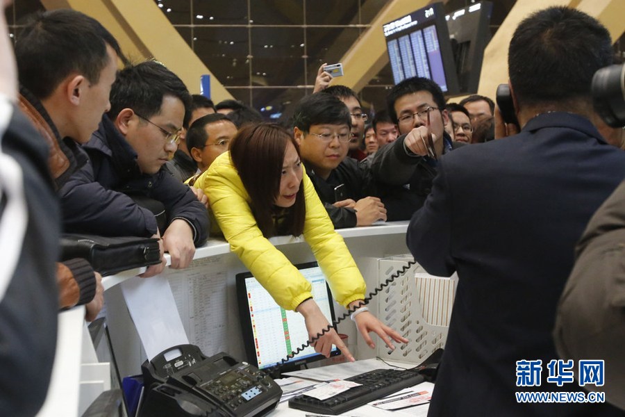 昆明長(zhǎng)水機(jī)場(chǎng)近萬人滯留 沖突不斷