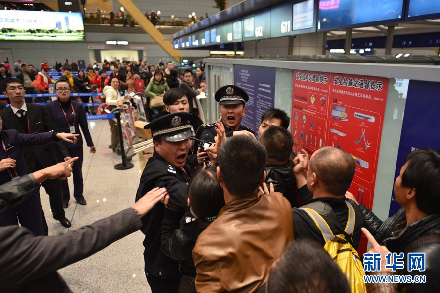 昆明長水機場近萬人滯留 沖突不斷