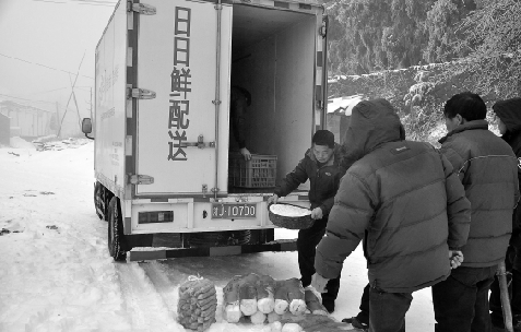 冰雪封路住校生伙食告急 32歲小老板
