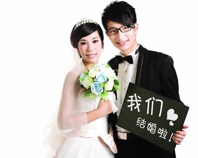 公交車貼喜字上街接親 網(wǎng)友驚呼：太拉風(fēng)（圖）