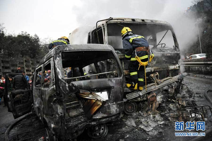 貴陽蔡家關(guān)路段18車追尾4車起火