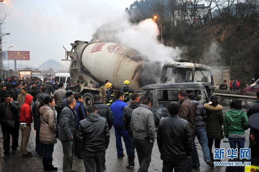 貴陽蔡家關路段18車追尾4車起火