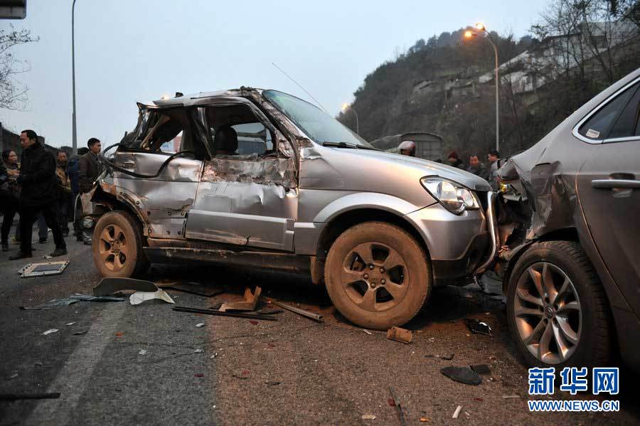 貴陽蔡家關路段18車追尾4車起火