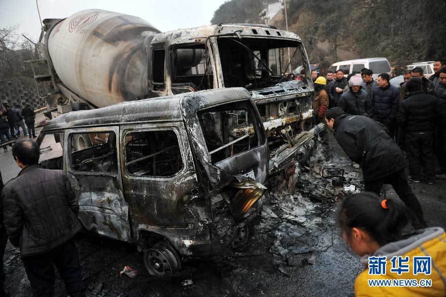 貴陽蔡家關(guān)路段18車追尾4車起火