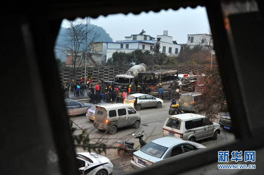 貴陽蔡家關路段18車追尾4車起火