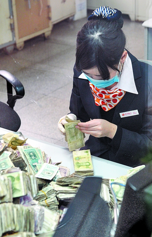 男子16.2萬“毛票”存銀行 3人清點(diǎn)需半個月