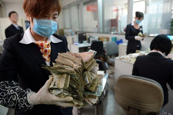 男子16.2萬“毛票”存銀行 3人清點需半個月
