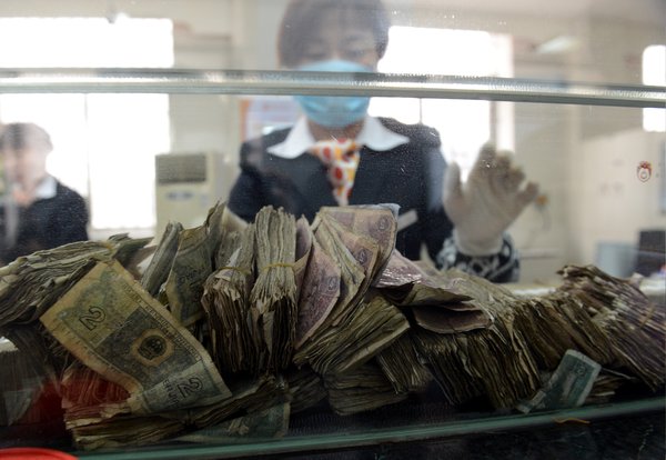 男子16.2萬“毛票”存銀行 3人清點需半個月