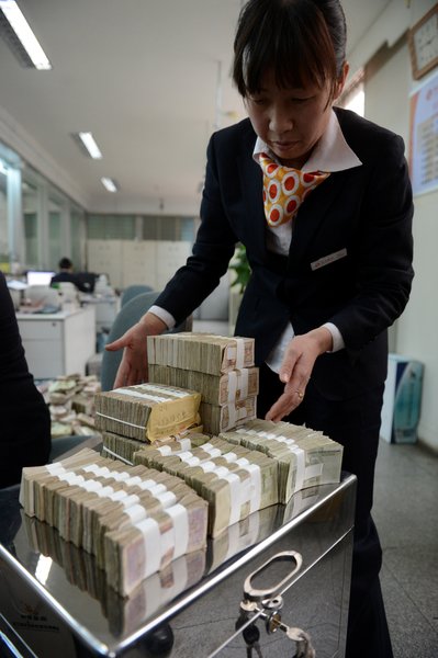 男子16.2萬“毛票”存銀行 3人清點需半個月