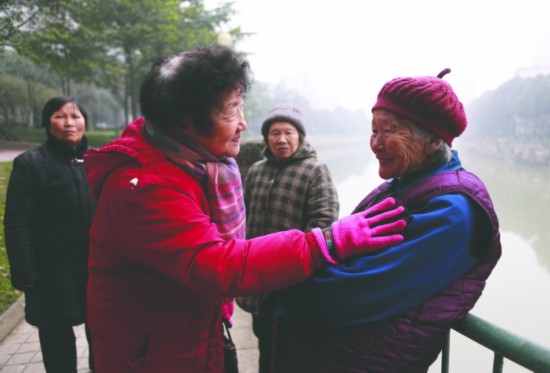 91歲鞋墊婆婆露面《新聞聯播》 太多愛嚇壞婆婆