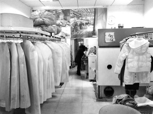 記者臥底福奈特干洗店：洗羽絨服竟用有害玻璃凈
