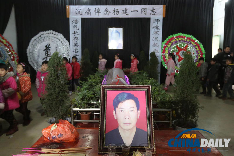 湖南新化：萬人沉痛悼念最美英雄校長