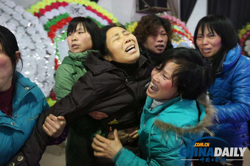 湖南新化：萬人沉痛悼念最美英雄校長