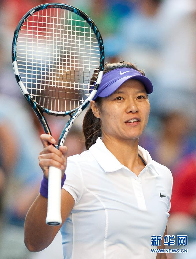 李娜2-0橫掃對(duì)手晉級(jí)澳網(wǎng)八強(qiáng) 心情大好笑對(duì)記者