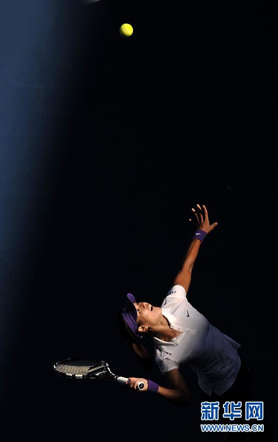 李娜2-0橫掃對手晉級澳網(wǎng)八強 心情大好笑對記者