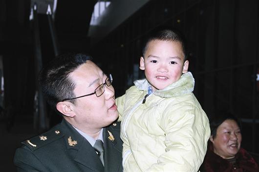 汶川地震時出生10天被困軍醫救 4歲娃來漢謝恩人
