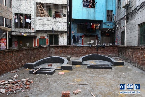 陰宅陽宅為鄰 開門見墳好煩