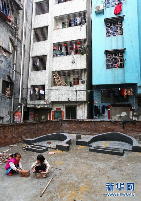 陰宅陽宅為鄰 開門見墳好煩