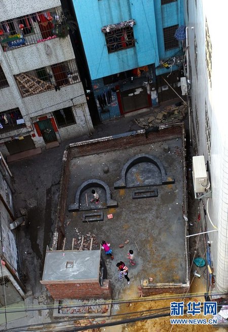 陰宅陽宅為鄰 開門見墳好煩