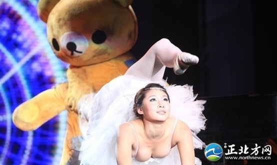 達(dá)人秀女孩高難柔術(shù)迅速走紅 豐滿身材令人驚嘆（組圖）