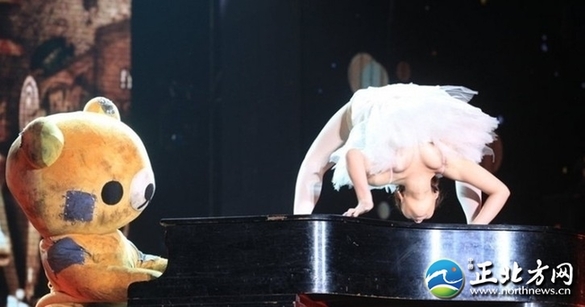 達(dá)人秀女孩高難柔術(shù)迅速走紅 豐滿身材令人驚嘆（組圖）