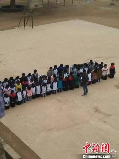 江西數(shù)十名中學(xué)生操場罰跪 涉事教師被停職