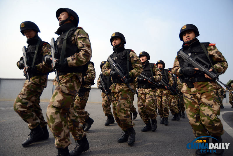 南京：武警特戰(zhàn)精英綜合演練“護(hù)航”春運(yùn)