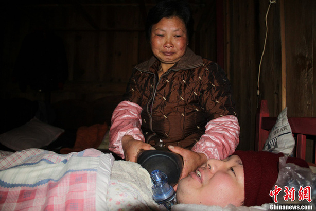 父母為癱瘓兒子自制呼吸機 手捏呼吸球5年不輟