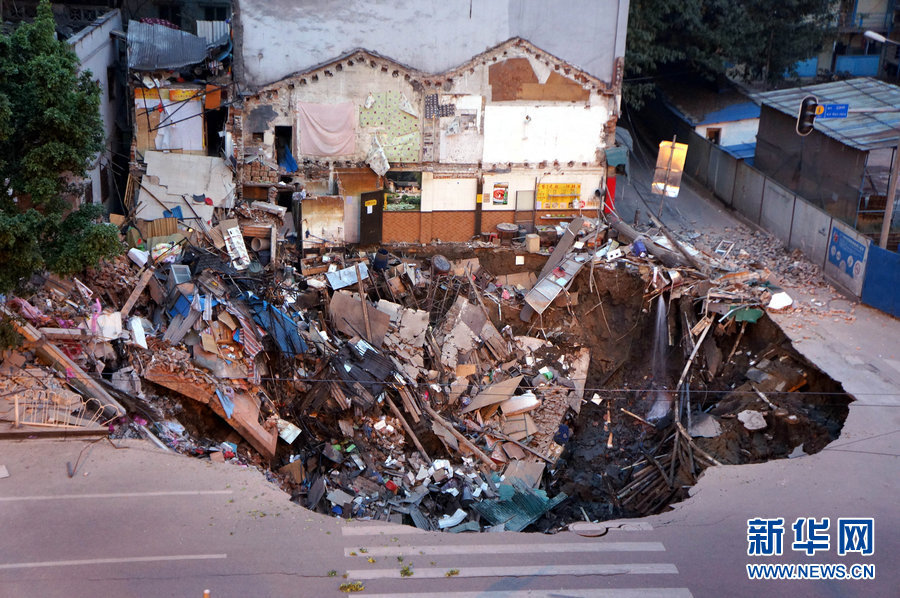 廣州地鐵工地附近突發(fā)地陷 一樓房瞬間消失