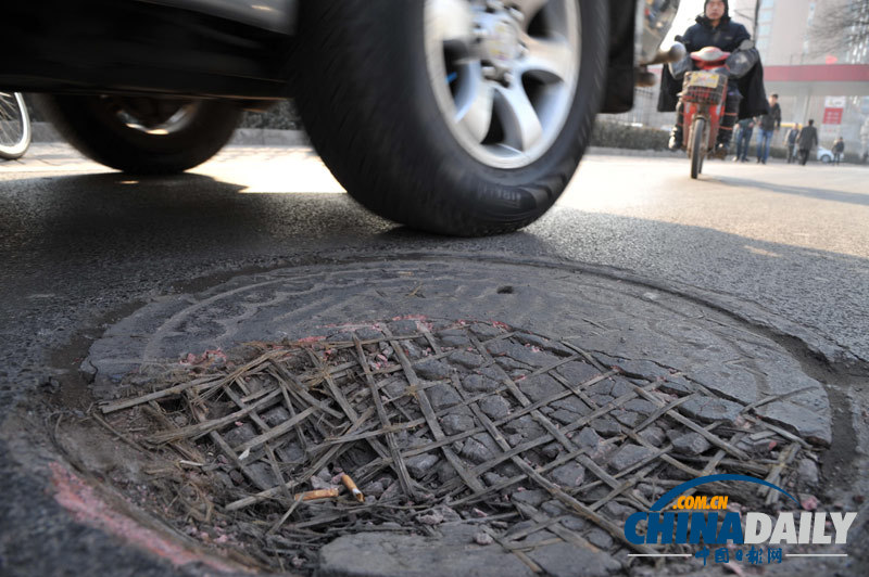 “坑爹井蓋”現身太原 竹條“混搭”水泥