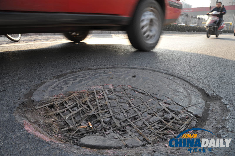 “坑爹井蓋”現身太原 竹條“混搭”水泥