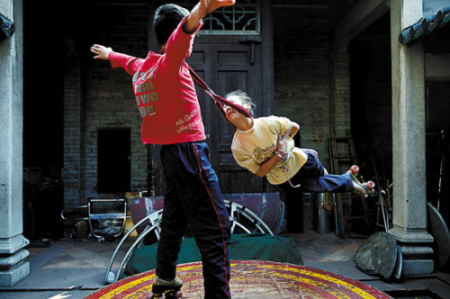 雜技團(tuán)里的兒童:早6點(diǎn)練功 進(jìn)團(tuán)4年可發(fā)工資(圖)