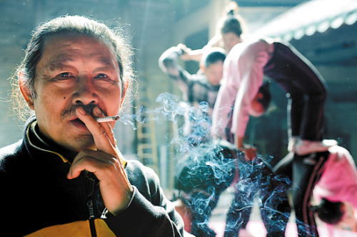 雜技團(tuán)里的兒童:早6點(diǎn)練功 進(jìn)團(tuán)4年可發(fā)工資(圖)