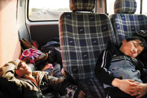 雜技團里的兒童:早6點練功 進團4年可發工資(圖)