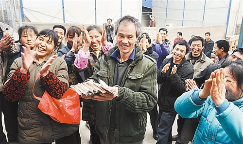 “拿到工資可以回家了!”