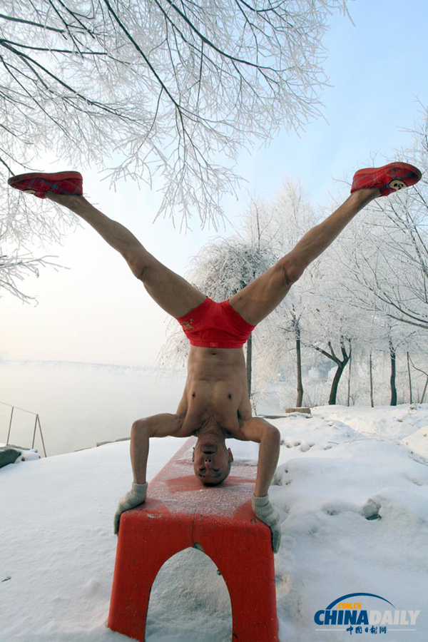 吉林：古稀老人不畏寒 赤身鍛煉十余年