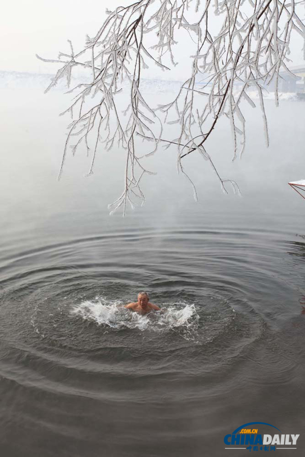 吉林：古稀老人不畏寒 赤身鍛煉十余年