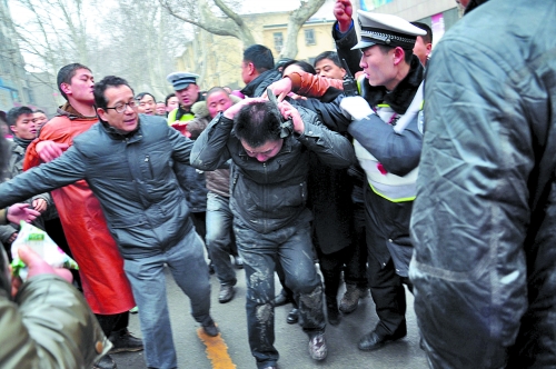 司機開車撞死男童 被誤傳二次碾軋引發(fā)群毆(圖)