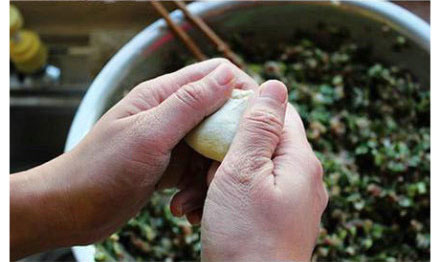 12種餃子包法走紅網(wǎng)絡(luò) “向日葵餃子”引驚嘆