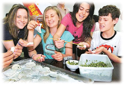 過春節(jié) 尋春節(jié) 世界爭相和中國年“套近乎”