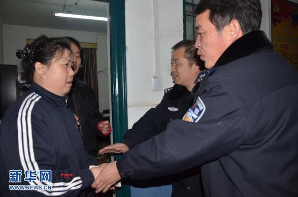 務(wù)工者萬(wàn)元現(xiàn)金掉入列車(chē)便池散落鐵軌 民警冒雨沿路撿回