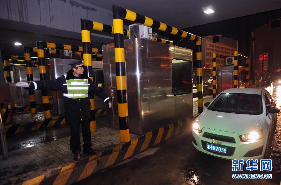 今日凌晨全國收費公路春節小型客車免費通行正式實施