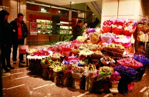 情人節遇上“破五” 玫瑰“撞上”餃子風頭大減