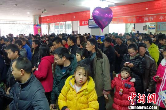 春節近尾聲迎返程客流高峰 一線城市火車票緊張