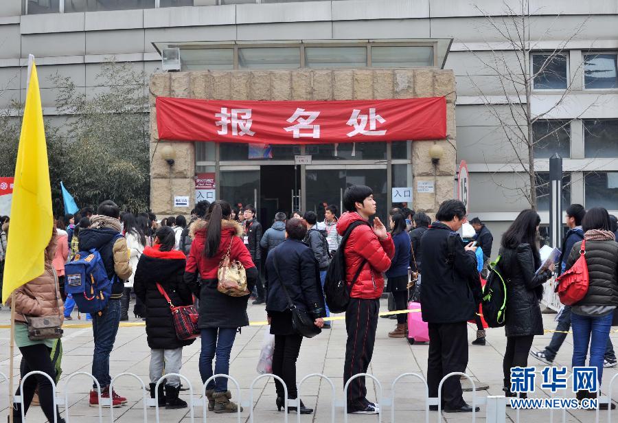 北京電影學(xué)院考試進(jìn)行時 天生麗質(zhì)或是搞怪搶鏡