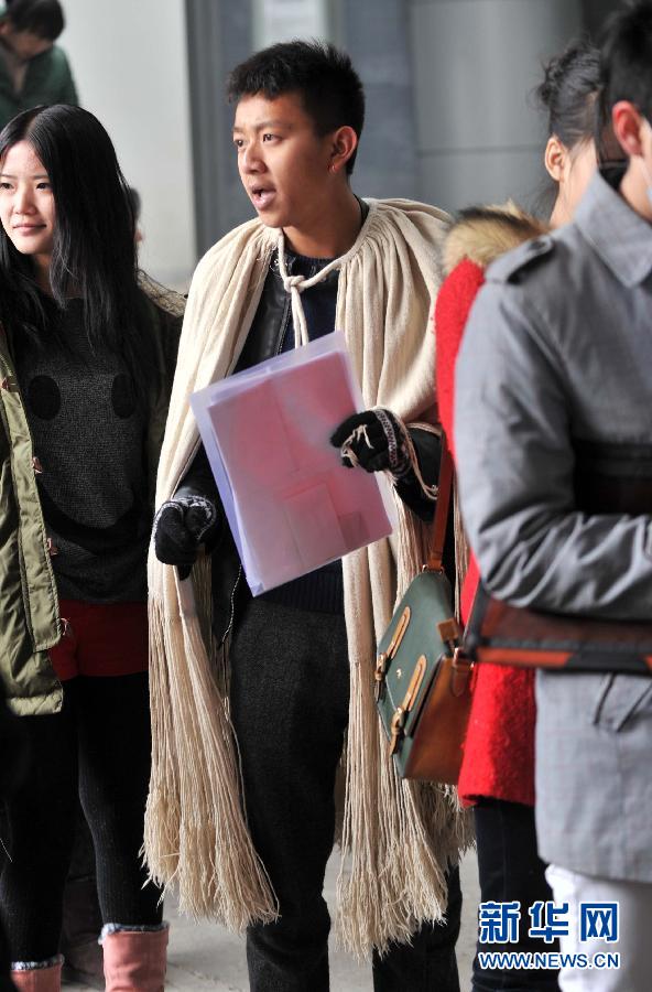 北京電影學(xué)院考試進(jìn)行時(shí) 天生麗質(zhì)或是搞怪搶鏡