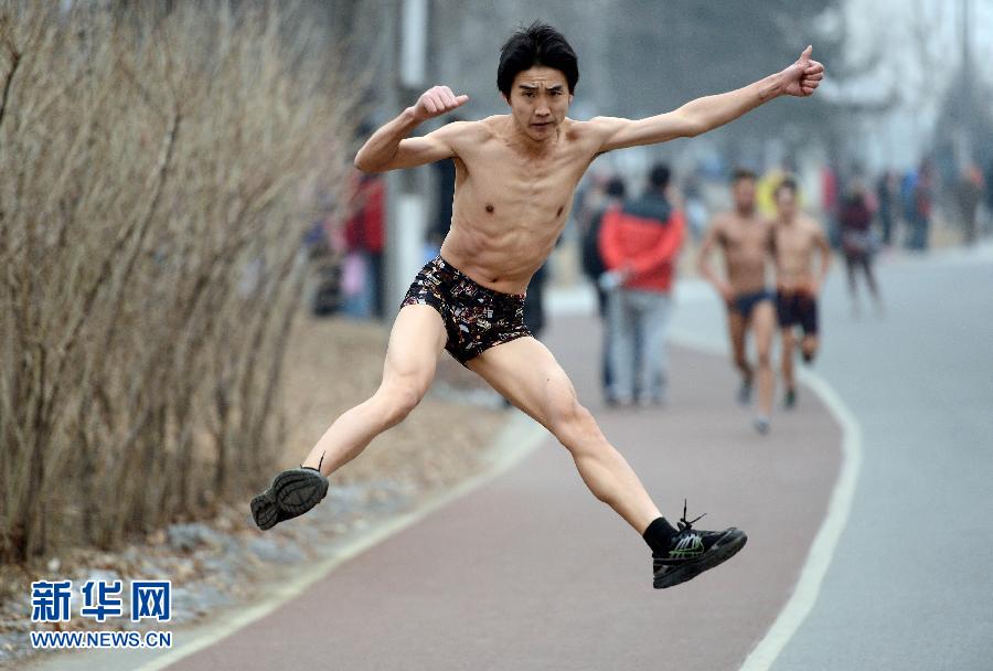 只穿內衣褲 北京又現“光豬跑”